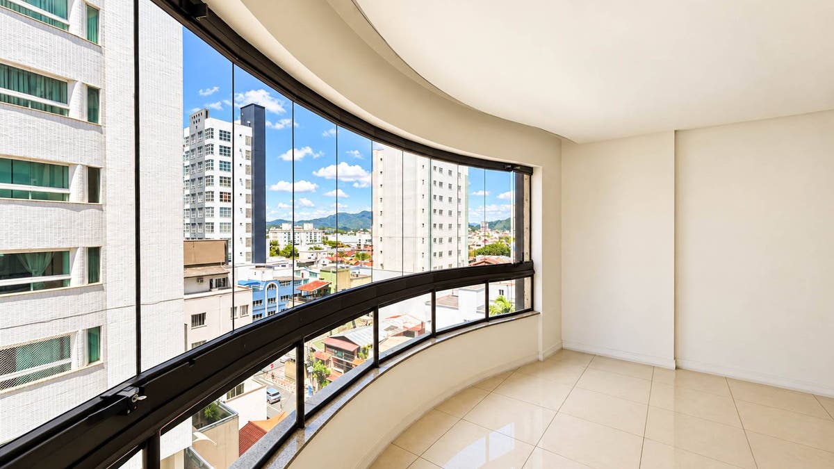 Apartamento com 03 dormitórios e 02 vagas à venda no Edifício Rainha Touya em Balneário Camboriú - Apartamento em Centro, Balneário Camboriú - à venda - Desc Imóveis