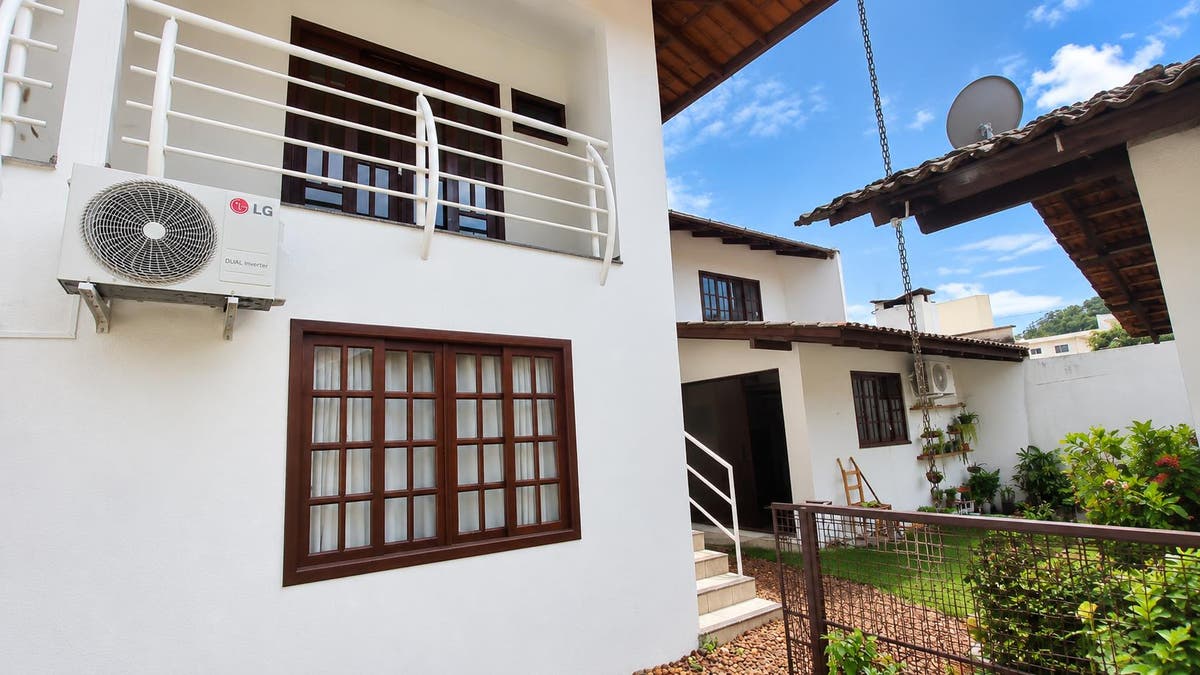 Fachada de casa com varanda e jardim