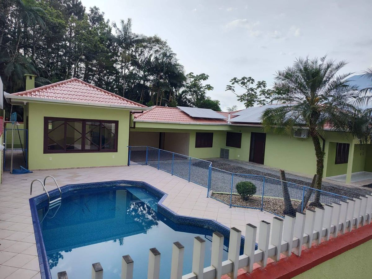 piscina e área externa com muro