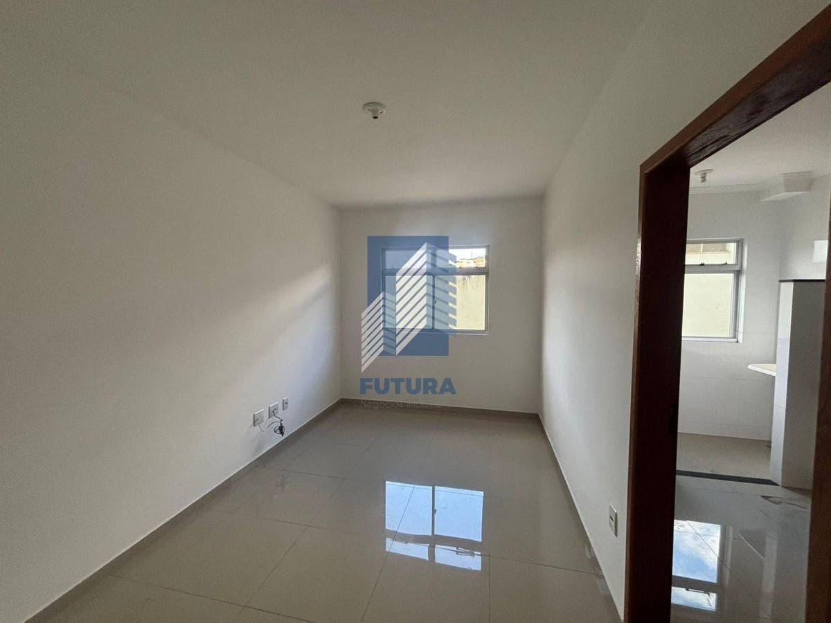 Sala com paredes brancas, piso de porcelanato, janela e iluminação natural