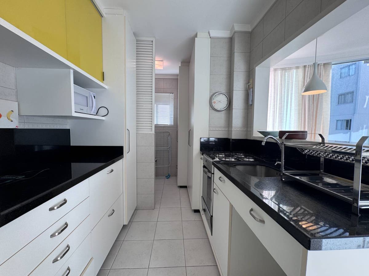 Apartamento Mobiliado com 2 Dormitórios para Locação Anual na Quadra Mar de Balneário Camboriú - Apartamento em Barra Sul, Balneário Camboriú - para locação - Desc Imóveis