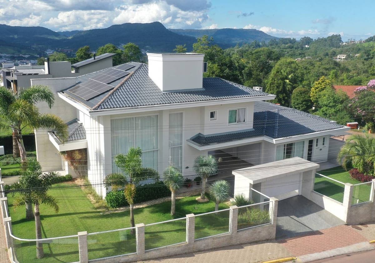 Casa de Alto Padrão - Venda - 03 suítes - 353m2 - Semi Mobiliada - Piscina Aquecida - Esquina - Santana - Rio do Sul - Casa em Santana, Rio do Sul - à venda - Cifra Imóveis e Empreendimentos Imobiliários
