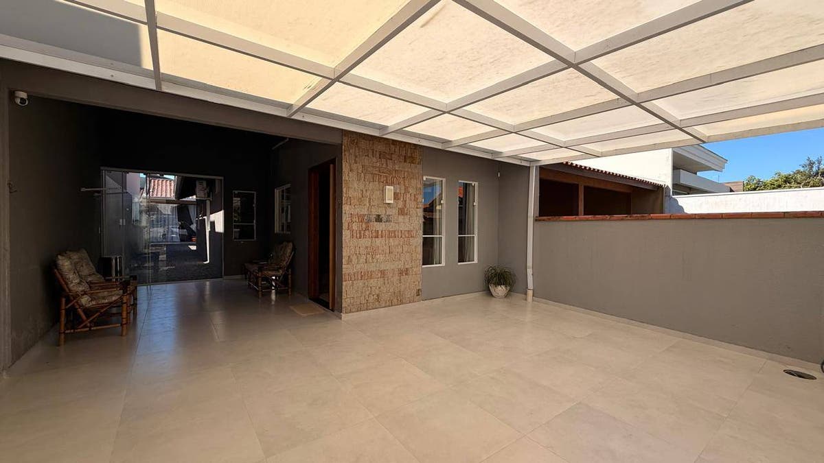 Casa mobiliada com 02 quartos + edícula em Itapoá/SC ideal para Airbnb a 450 metros da praia - Casa em Rainha do Mar, Itapoá - à venda - SBGLOBAL Imobiliária