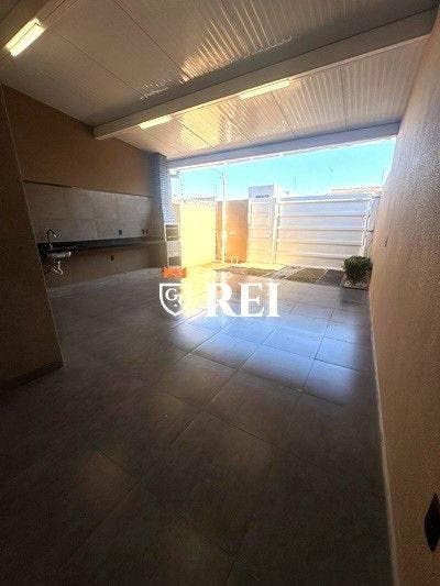 São 3 quartos sendo 1 suíte, sala, cozinha com armário, banheiro social, área serviço, quintal, churrasqueira, garagem coberta . - Casa em Residencial Gameleira II, Rio Verde - à venda - IMOBILIARIA REI EMPREENDIMENTOS S/S LTDA