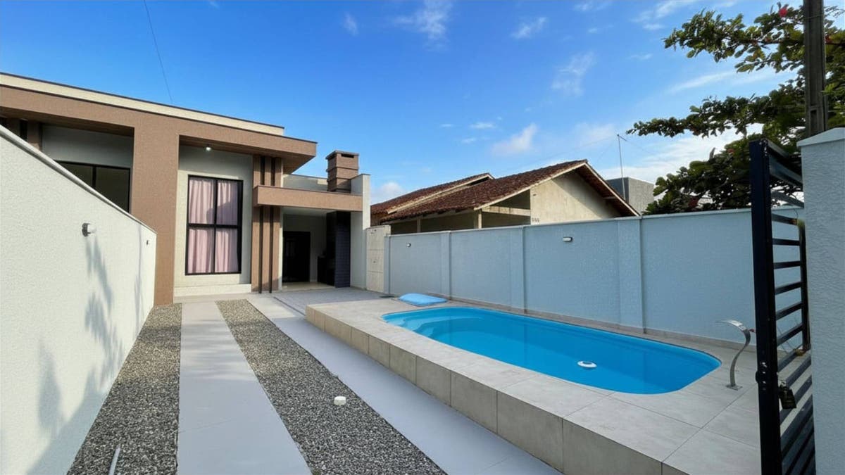 Casa com Piscina e Móveis Planejados a 600M da Praia na Barra do Saí em Itapoá-Sc - Casa em Barra do Sai, Itapoá - à venda - SBGLOBAL Imobiliária