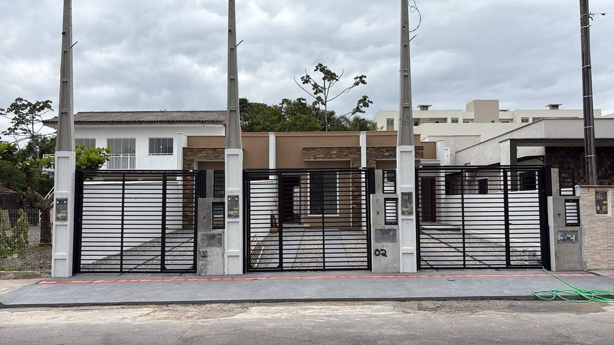 Geminados suíte + 1 dormitório no bairro Espinheiros - Casa Geminada em Espinheiros, Joinville - à venda - H7 Imóveis Ltda