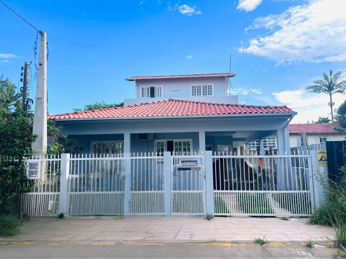 Casa de 3 andares com 4 Quartos a 400 metros da Praia da Vila - Casa em Centro, Imbituba - para locação e à venda - Casa dos Imóveis Administração Imobiliária LTDA
