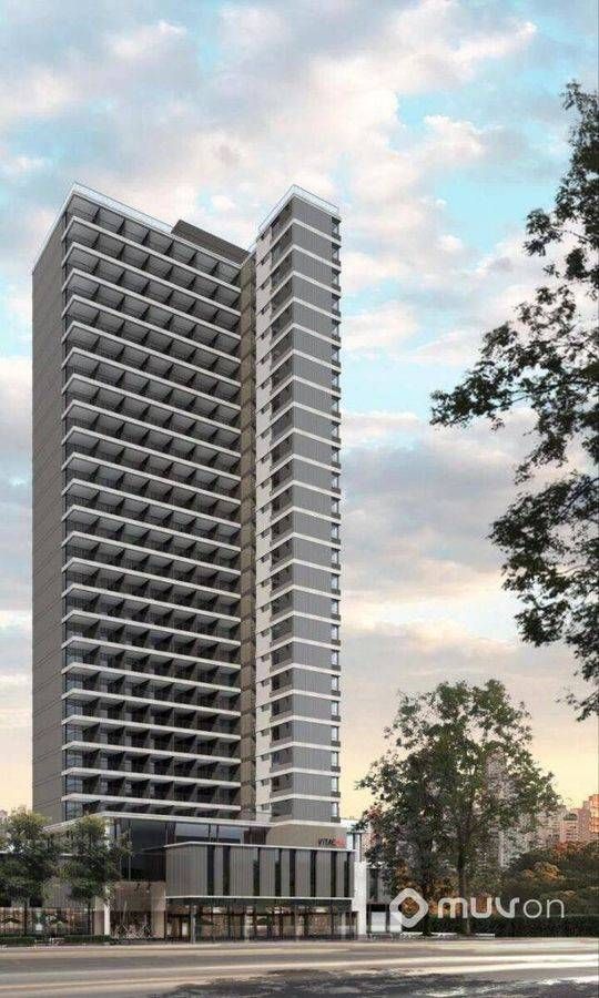 Prédio alto de fachada moderna com muitos apartamentos e árvores ao redor