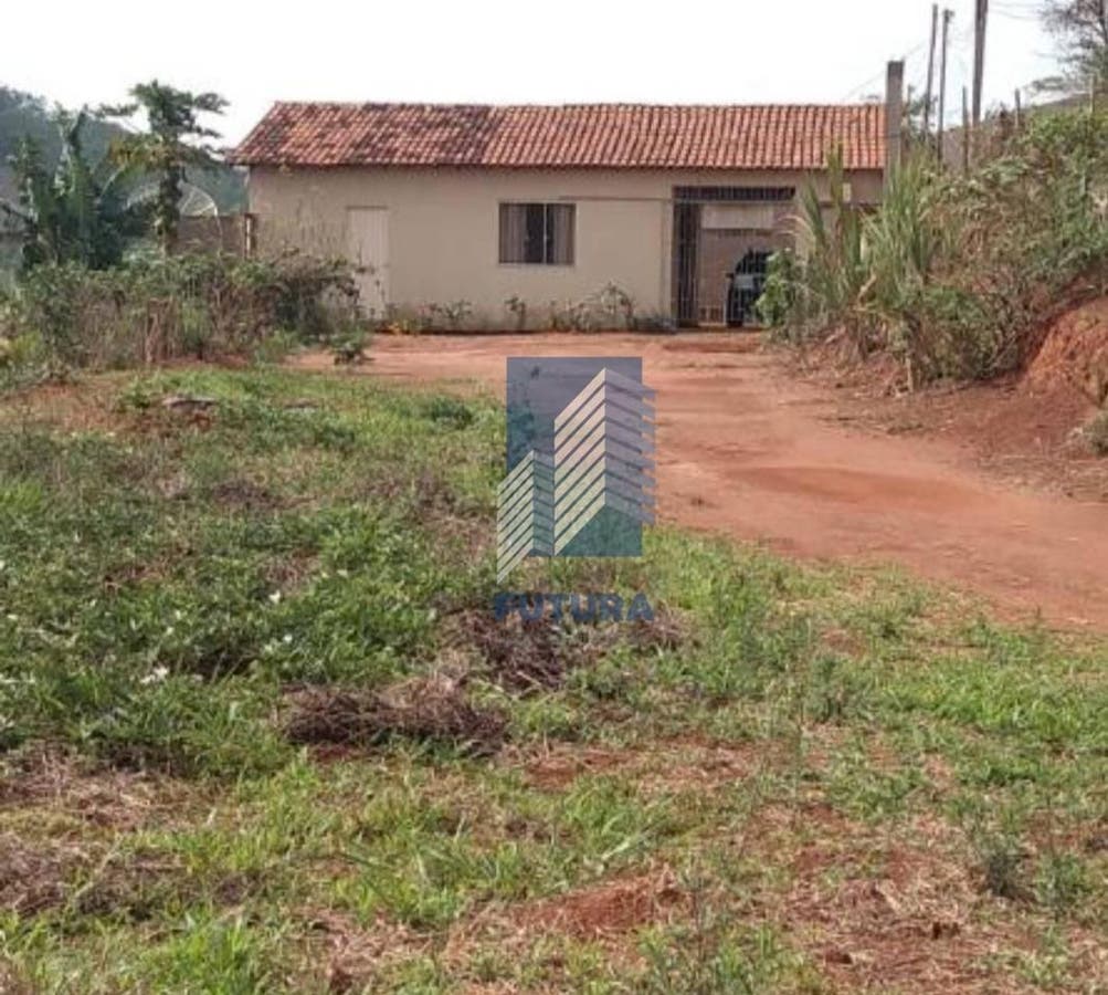 A casa é de tijolos e possui laje.