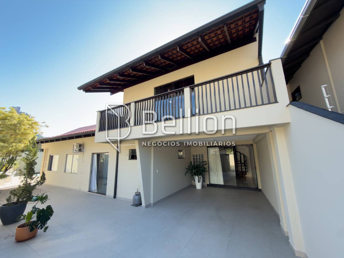 Casa à Venda no Bairro Velha em Blumenau | 3 Quartos, Piscina e Potencial Comercial - Casa - à venda - Bellion Negocios Imobiliarios LTDA