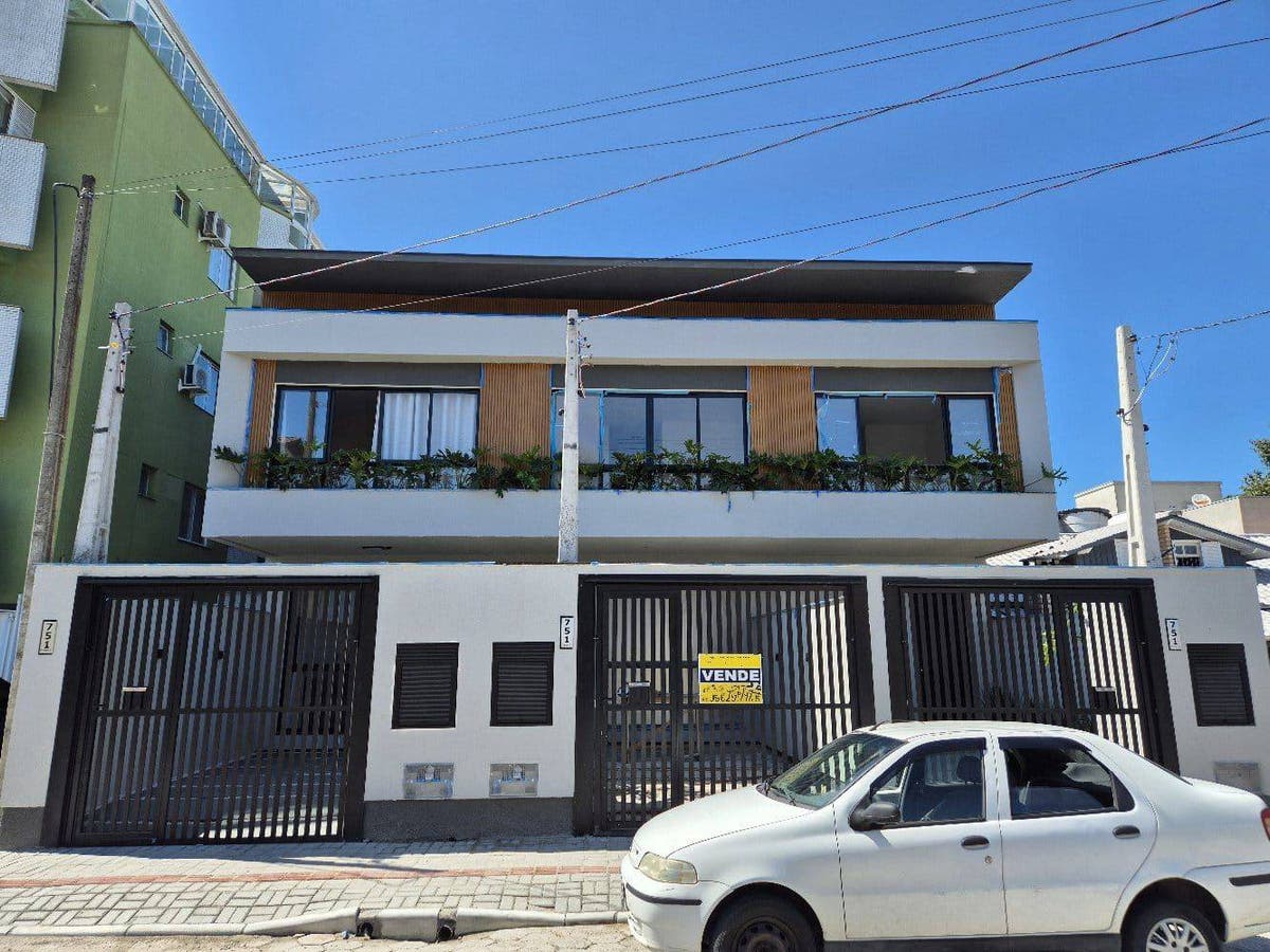 SOBRADO com excelente localização na Praia de Bombas - Casa Geminada em Bombas, Bombinhas - à venda - Imobiliária KS