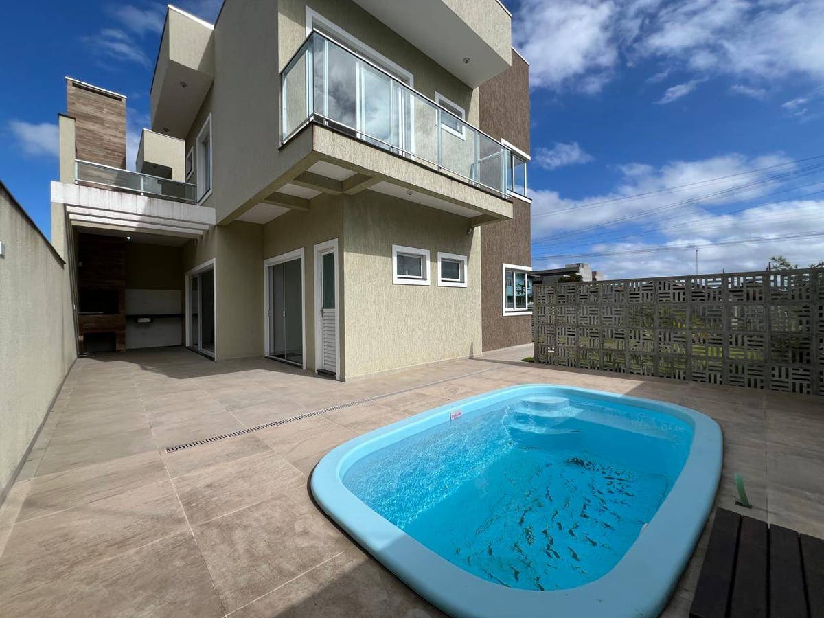 Sobrado De Esquina Com Piscina A 500 Metros da Praia - Sobrado em Barra do Sai, Itapoá - à venda - Imobiliaria Patricia Claudino