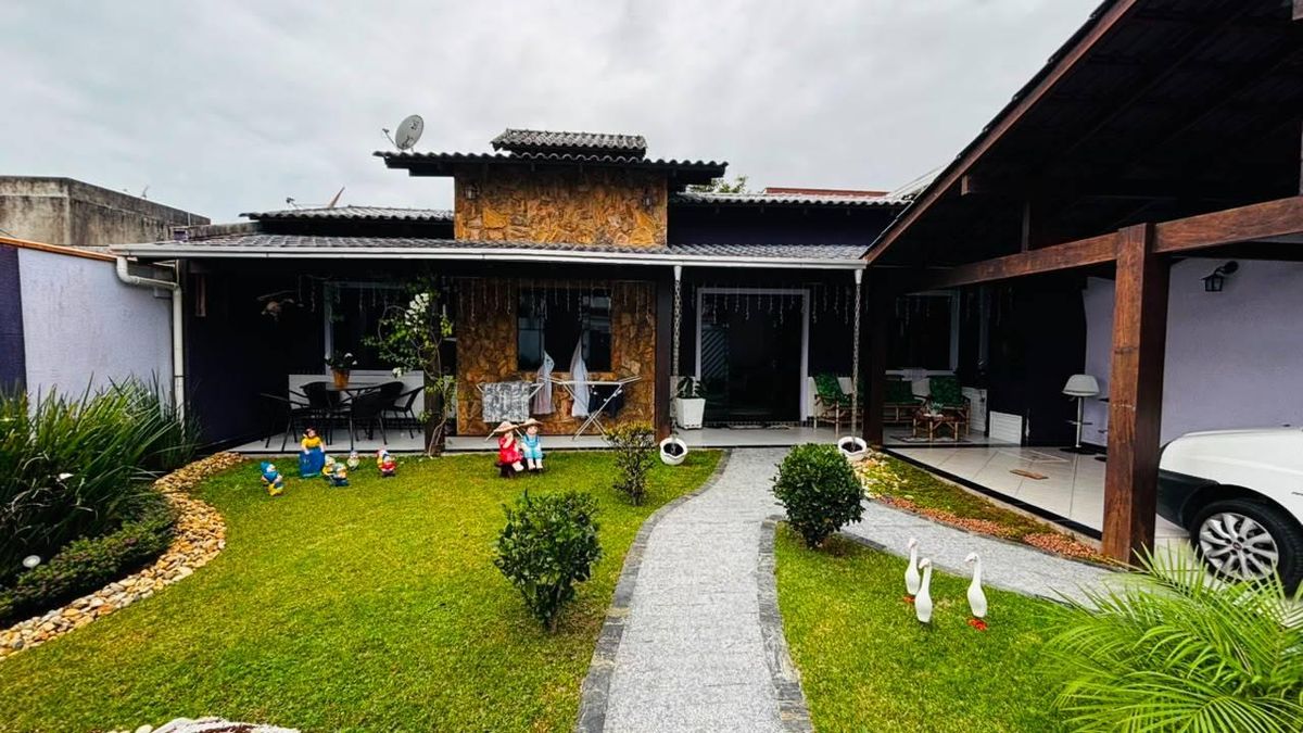Casa a venda no bairro Vila Real em Balneário Camboriú - Casa em Vila Real, Balneário Camboriú - à venda - Roseli Imóveis