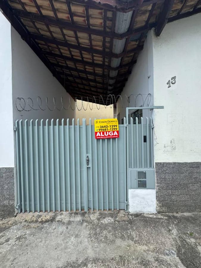 Portão de entrada com estrutura metálica