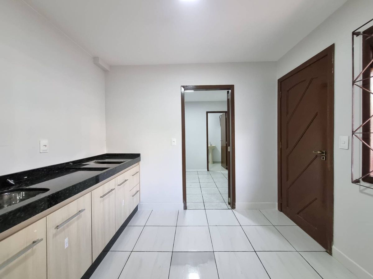 Casa de 01 dormitório para locação anual, semi-mobiliada no centro de Balneário Camboriú - Casa em Centro, Balneário Camboriú - para locação - Desc Imóveis