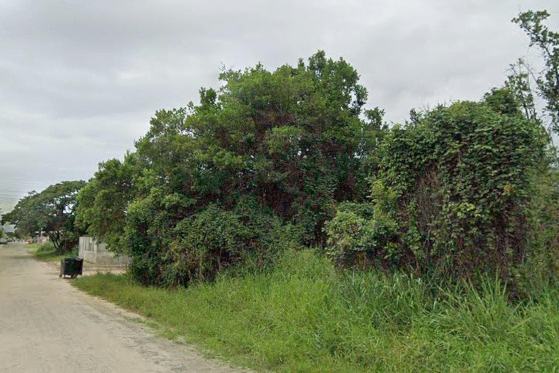 TERRENO COM 300m² A 450M DO MAR DE MARISCAL - Lote/Terreno em Mariscal, Bombinhas - à venda - Imobiliária KS