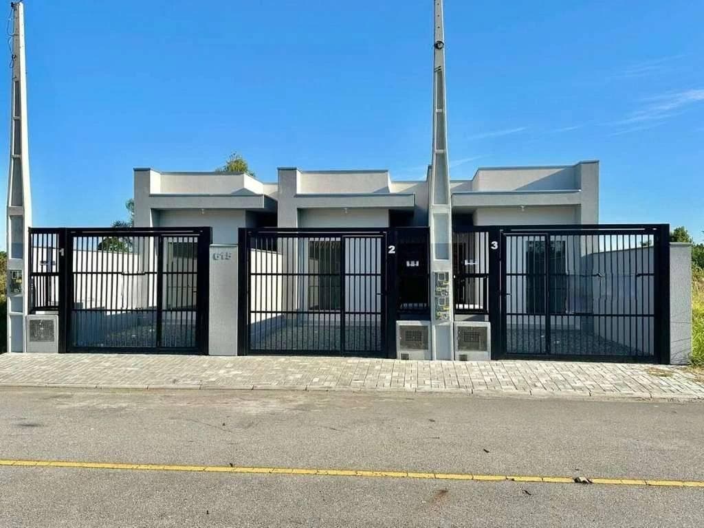 Fachada de residência moderna com cerca metálica preta e portões automatizados