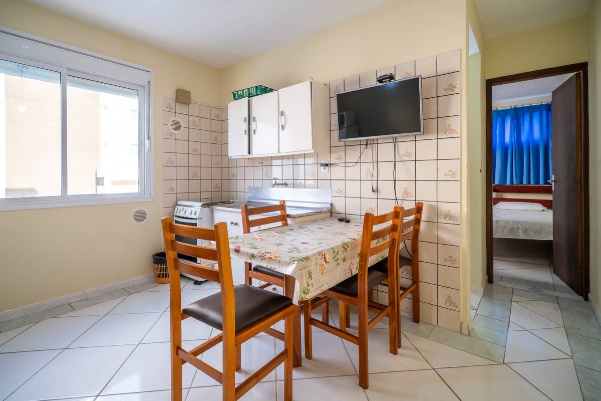 Apartamento de 01 dormitório econômico para locação de temporada no centro sobre a avenida principal - Apartamento em Centro, Bombinhas - para temporada - Imobiliária KS