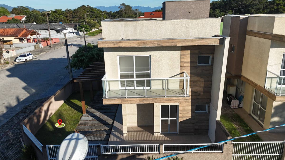 Sobrado a apenas 400 metros do mar - Balneário Cambijú em Itapoá - 102,50 m²; 2 vagas de garagem - Sobrado em Cambiju, Itapoá - à venda - Itapoá Imóveis Ltda