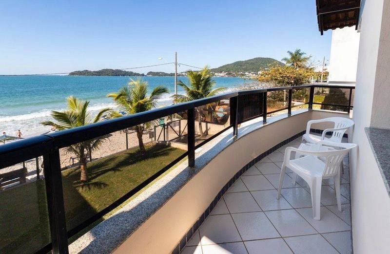 RESIDENCIAL LOCALIZADO FRENTE MAR DE BOMBINHAS E CONTA COM 6 APARTAMENTOS DUPLEX ALUGUEL DE TEMPORADA - Apartamento em Centro, Bombinhas - para temporada - Imobiliária KS