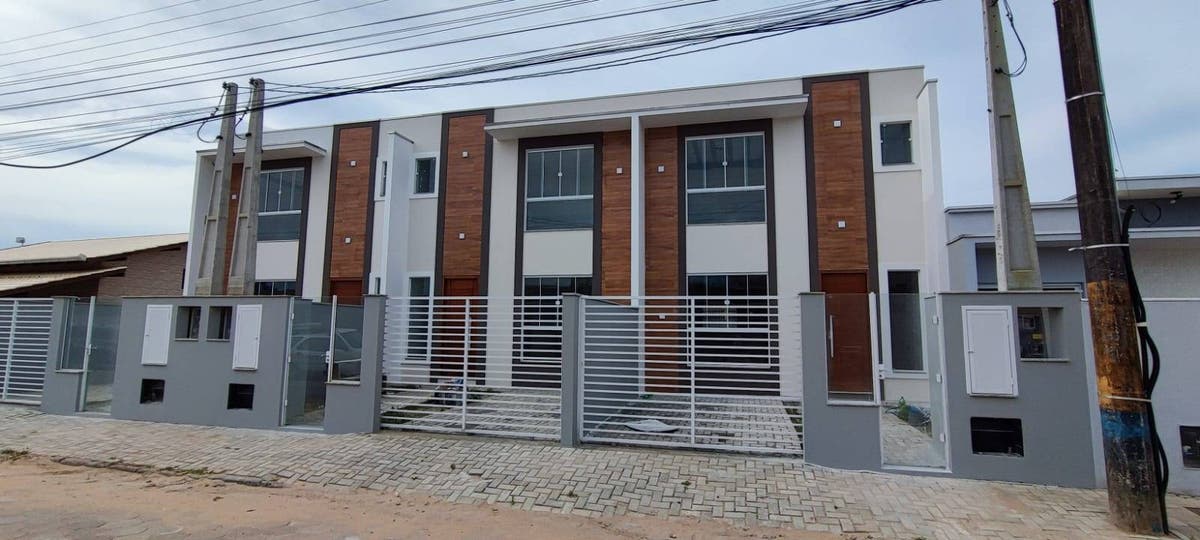 sobrado suíte + dois dormitórios (Meia Praia/Navegantes) - Casa Geminada em Meia Praia, Navegantes - à venda - Fiorin Imóveis