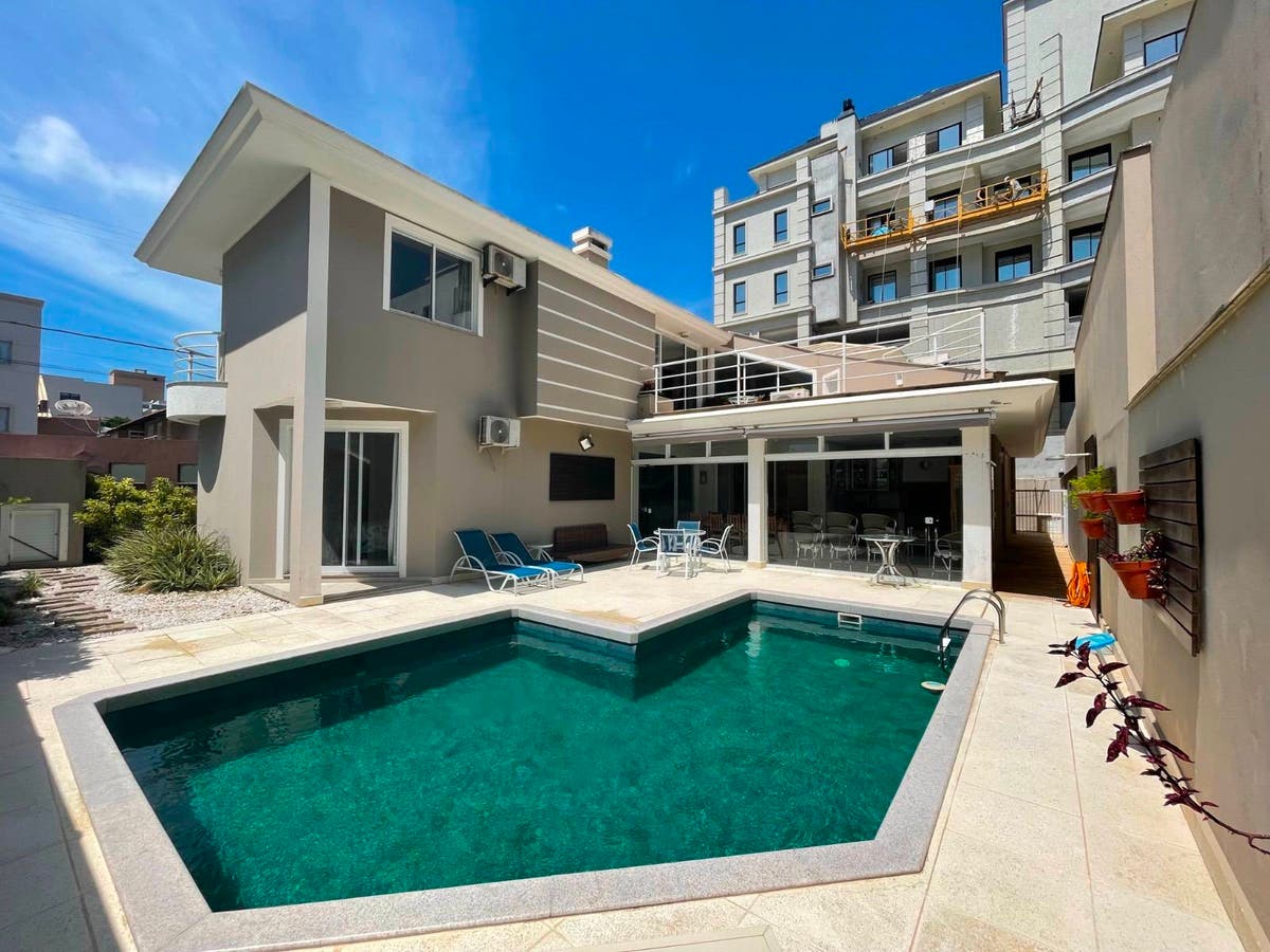 Casa com Piscina Privativa para Locação de Temporada - 100m do Mar - Para 12 Pessoas - Praia de Canto Grande - Bombinhas/SC - Casa em Canto Grande, Bombinhas - para temporada - PRIME INVESTIMENTOS