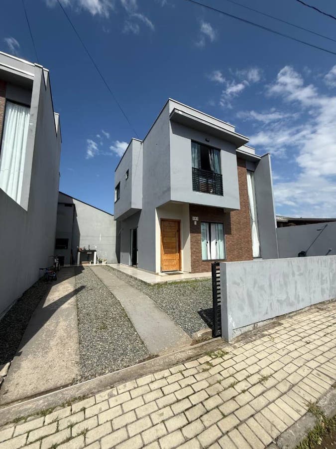 Casa moderna fachada cinza e madeira