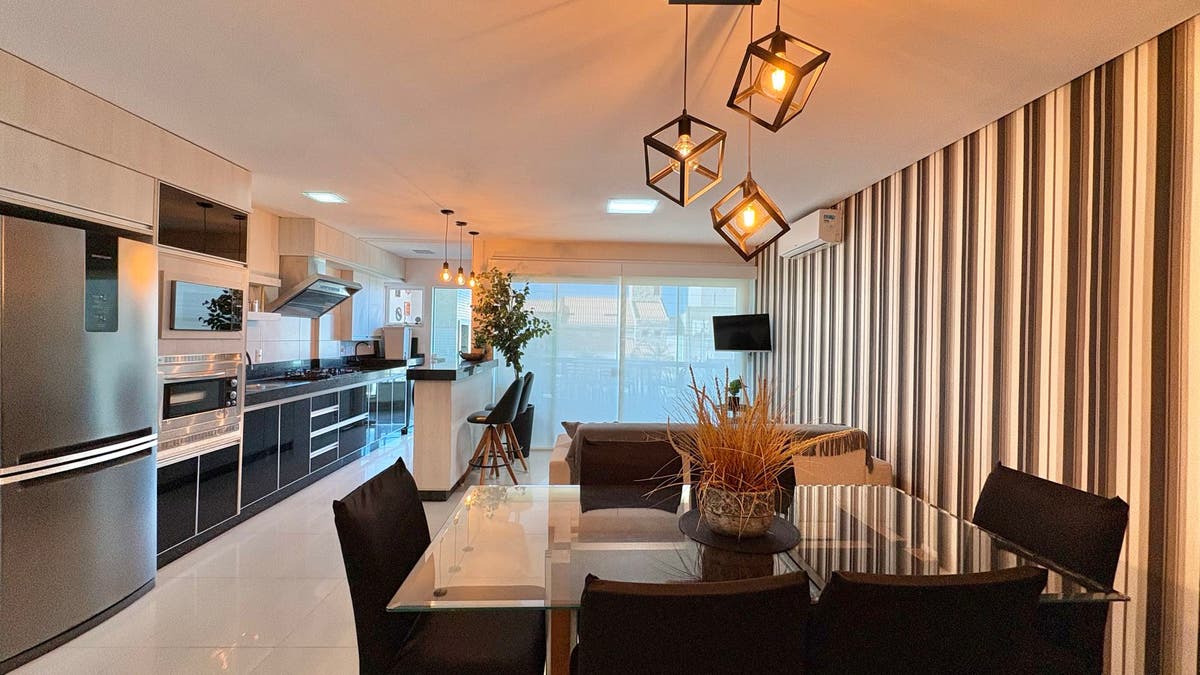 Ap037 - APTO FRENTE AVENIDA COM VISTA MAR - Apartamento em Canto Grande, Bombinhas - para temporada - Marca Imobiliária