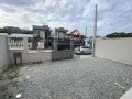 Vista externa da casa com portão