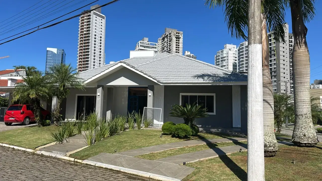Fachada da casa de condomínio na Praia Brava