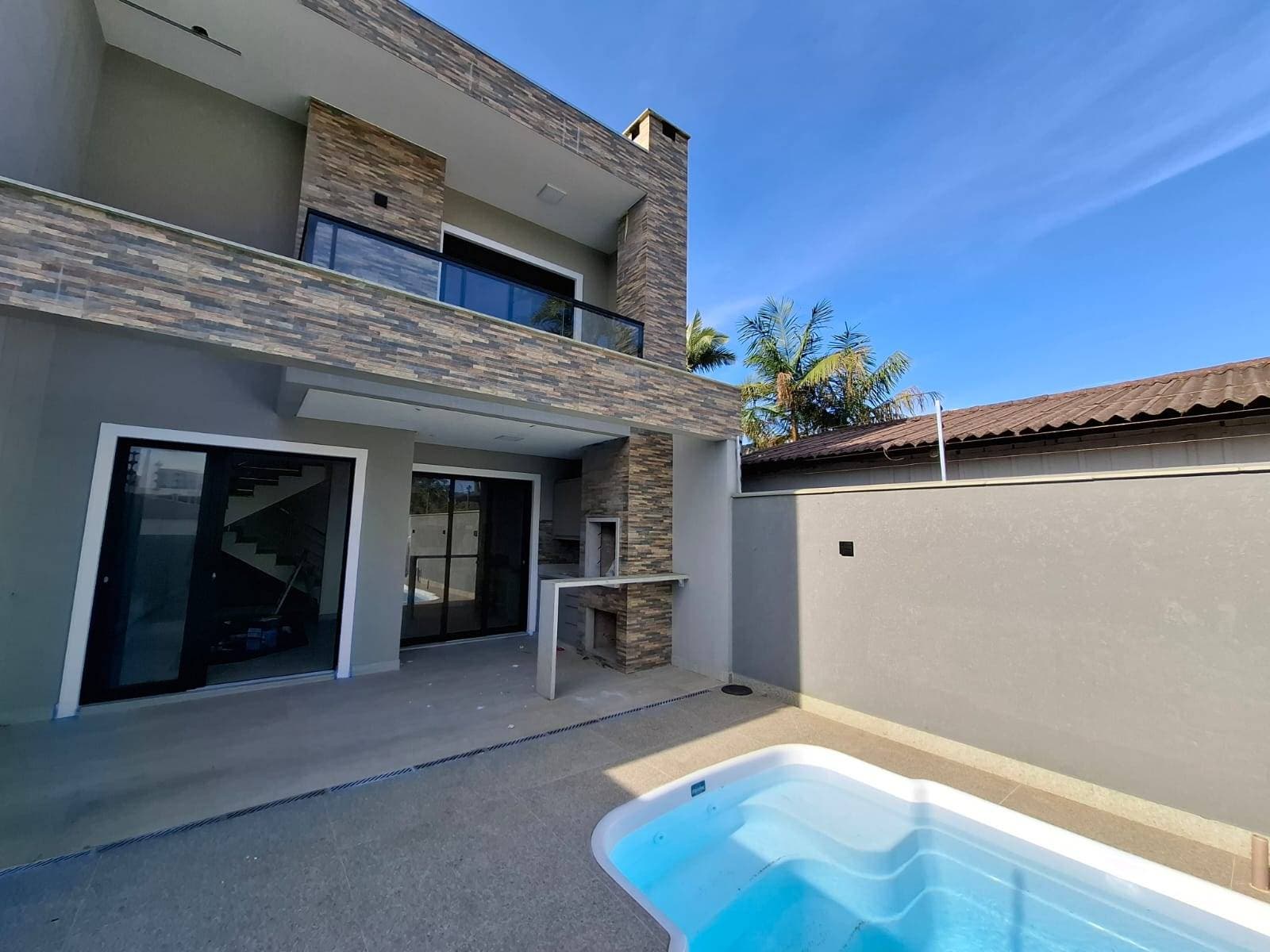SOBRADO A 300 METROS DO MAR, COM PRIVACIDADE, CONFORTO E BOM ACABAMENTO - Casa em Barra do Sai, Itapoá - à venda - BESEN IMOBILIÁRIA LTDA