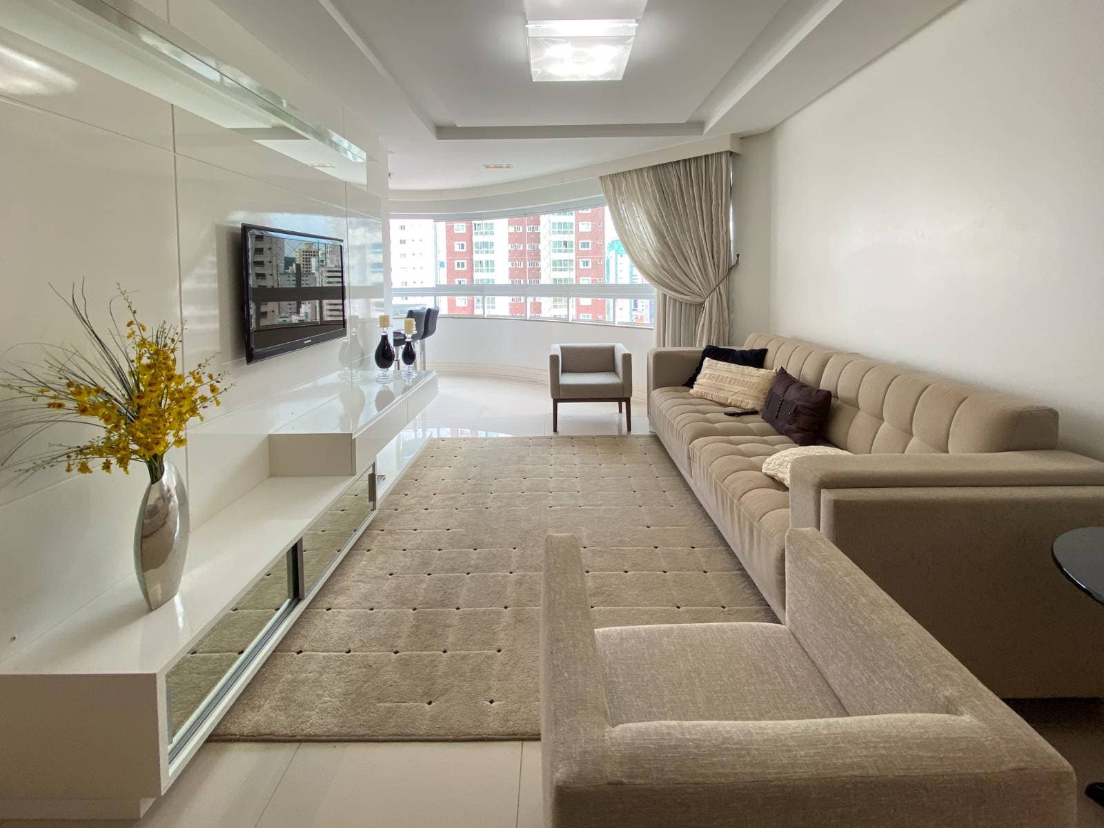 Apartamento mobiliado para vender com 3 dormitórios e 2 vagas prox. ao passeio San Miguel - Apartamento em Centro, Balneário Camboriú - à venda - Desc Imóveis
