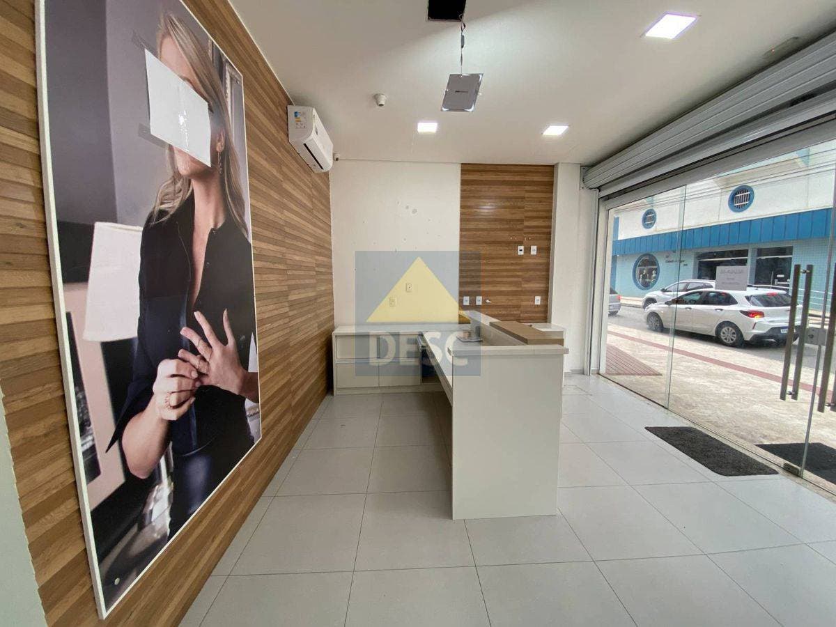 Sala comercial para locação anual com 100m² no centro de Balneário Camboriú - Salas Comerciais em Centro, Balneário Camboriú - para locação - Desc Imóveis