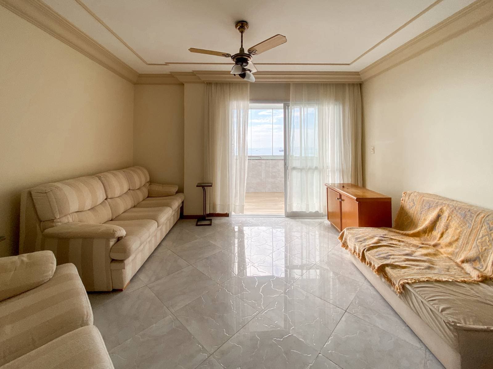 Apartamento Frente Mar Mobiliado com 4 Dormitórios para Locação em Balneário Camboriú - Apartamento em Centro, Balneário Camboriú - para locação - Desc Imóveis