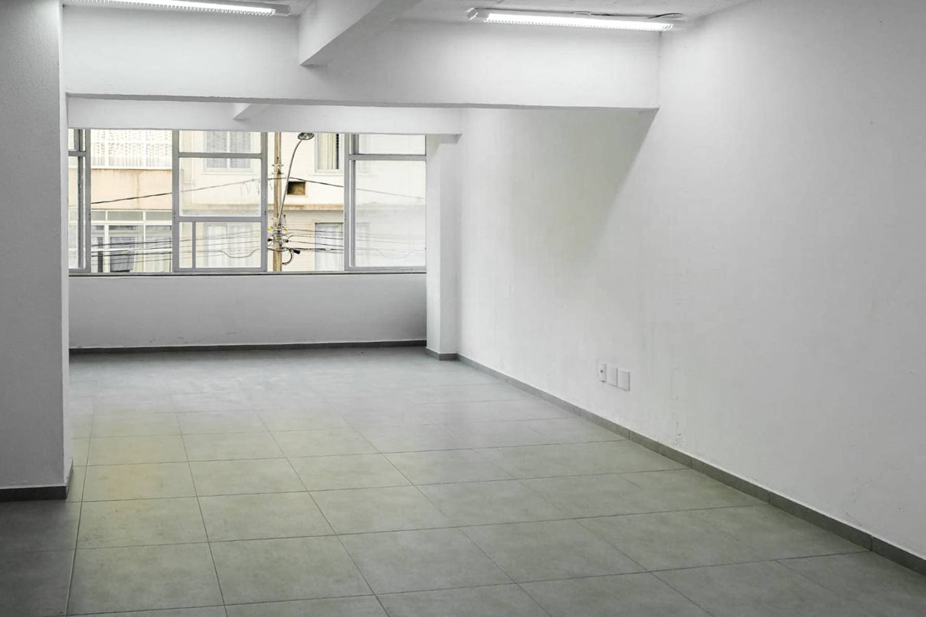 Sala comercial à venda no Ed. Imperatriz na Av. Atlântica em Balneário Camboriú - Salas Comerciais em Centro, Balneário Camboriú - à venda - Desc Imóveis