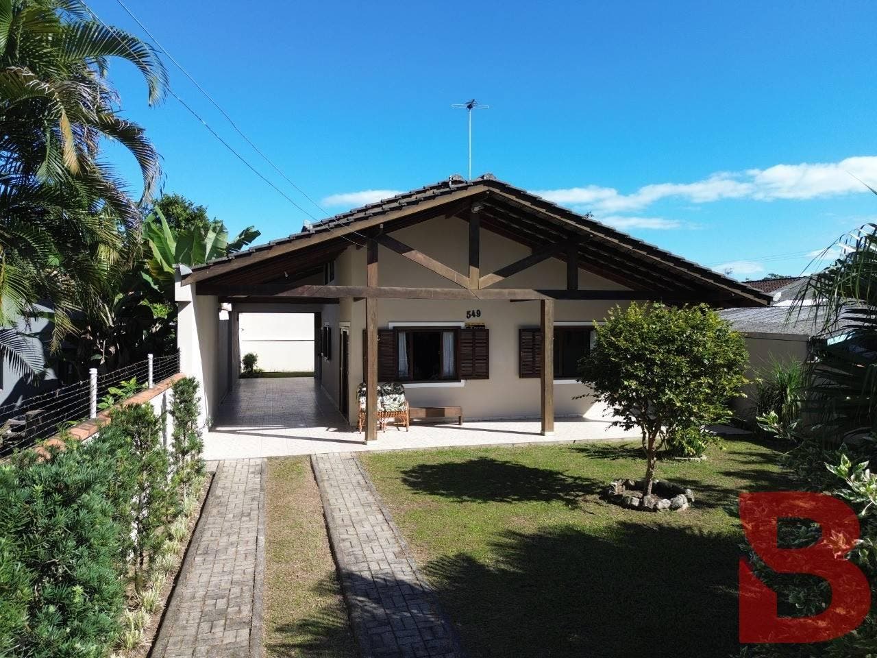 Casa Ampla a 650m do Mar na Barra do Saí. Conforto, Espaço e Lazer! - Casa em Barra do Sai, Itapoá - à venda - BESEN IMOBILIÁRIA LTDA