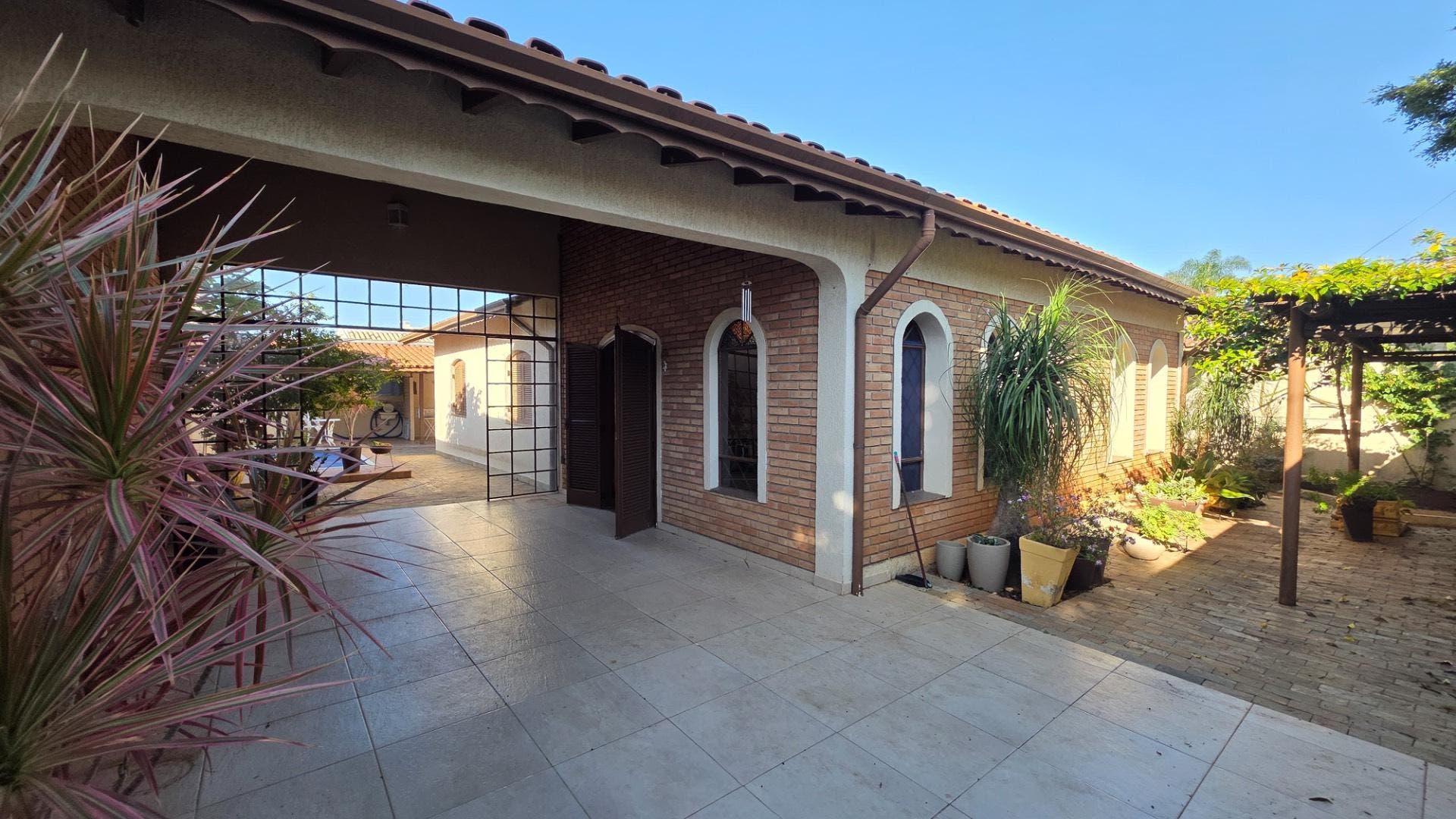 CASA À VENDA COM PISCINA E GOURMET NO BAIRRO ENGORDADOURO | CONFORTO, ELEGÂNCIA E POTENCIAL RESIDENCIAL OU COMERCIAL - Residencial e Comercial em Santo Antônio, Jundiaí - à venda - Entry Imob