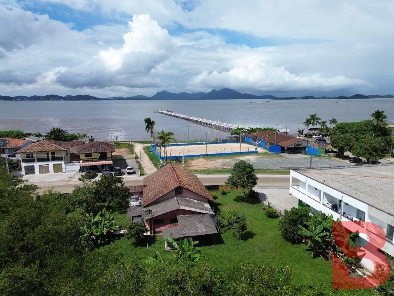 CASA VILA DA GLORIA MEDINDO ÁREA TOTAL DE TERRENO DE 1.019M2 E DE 180,00M2 DE ÁREA CONSTRUIDA - Casa em São Francisco do Sul - à venda - BESEN IMOBILIÁRIA LTDA