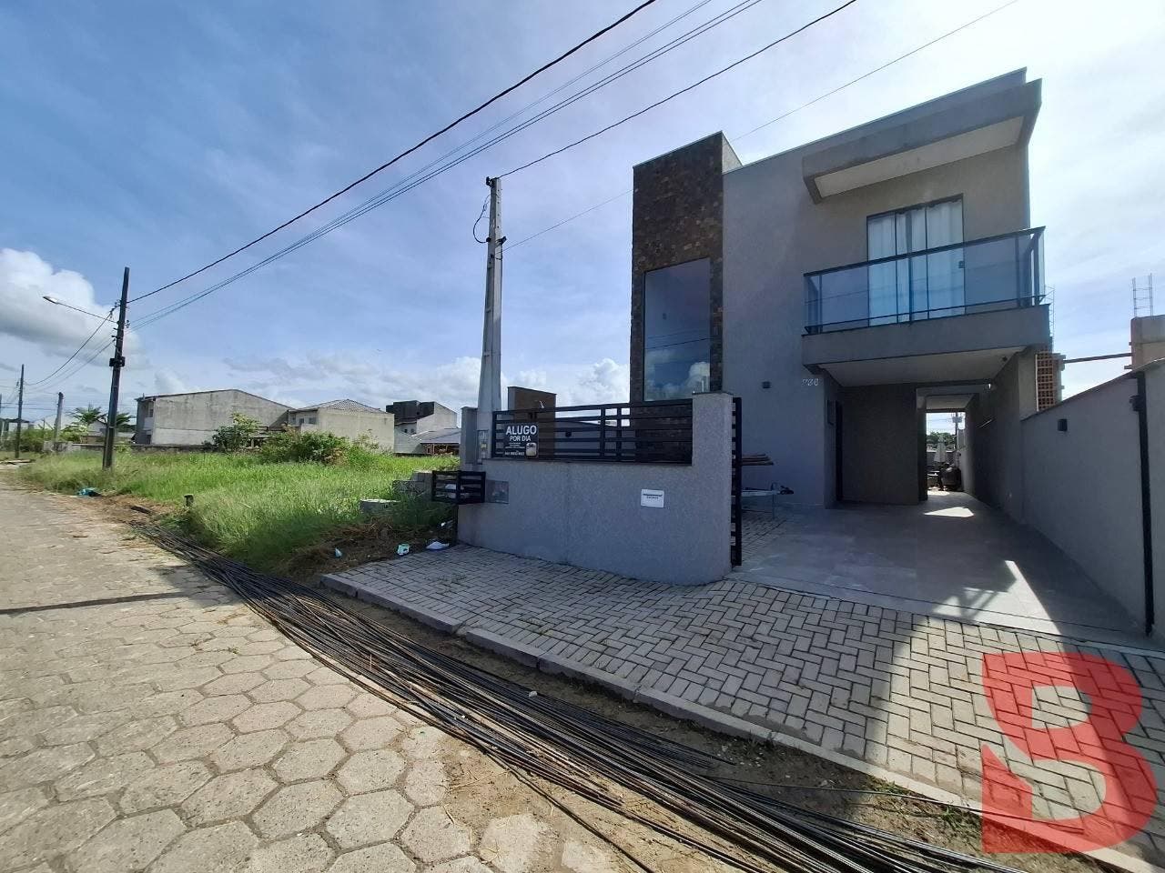 SOBRADO EM ALVENARIA MOBILIADO COM PISCINA , AREA GOURMET, MEDINDO 160,33 M², APENAS 600M DO MAR, 03 QUARTOS (01 SUÍTE) - Casa em Barra do Sai, Itapoá - à venda - BESEN IMOBILIÁRIA LTDA