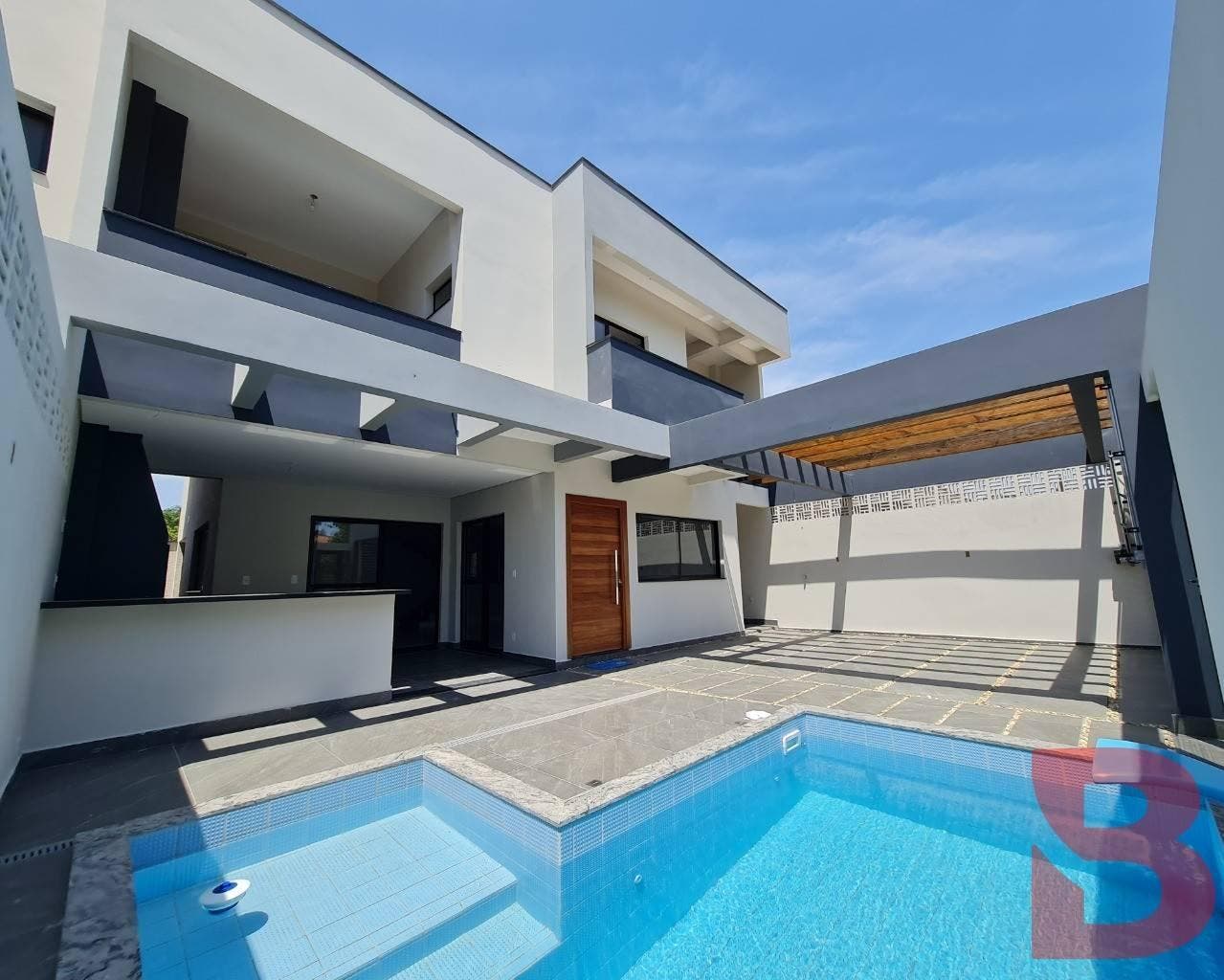 SOBRADO NOVO 03 SUÍTES E PISCINA - EXCELENTE PADRÃO DE ACABAMENTO, LOCALIZADO NO BALN. RAINHA DO MAR - Casa em Rainha, Itapoá - à venda - BESEN IMOBILIÁRIA LTDA