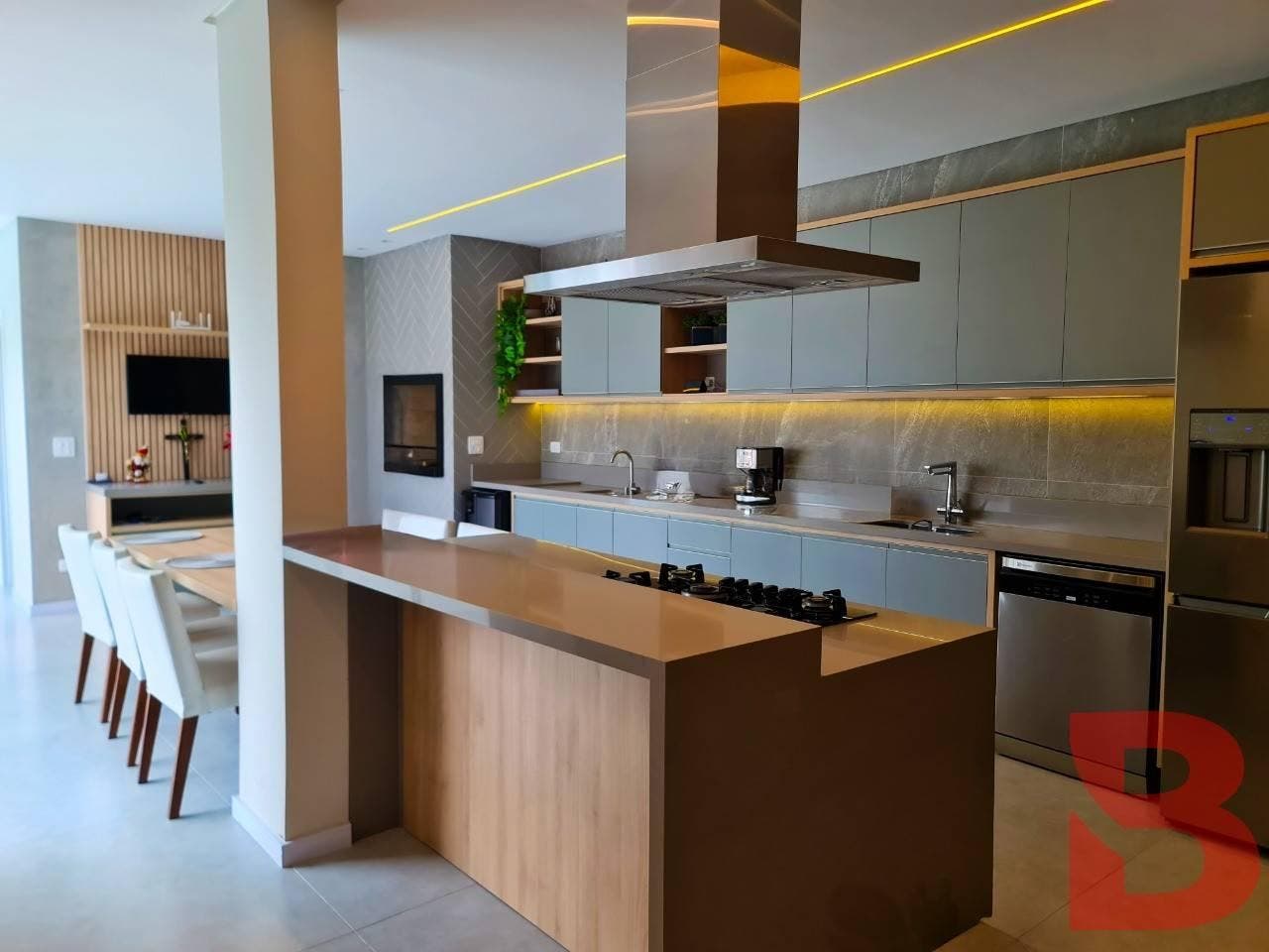 SOBRADO COM EXCELENTE PADRÃO DE ACABAMENTO, LOCALIZADO NO CENTRO DE ITAPOÁ/SC - Casa em Itapema do Norte, Itapoá - à venda - BESEN IMOBILIÁRIA LTDA