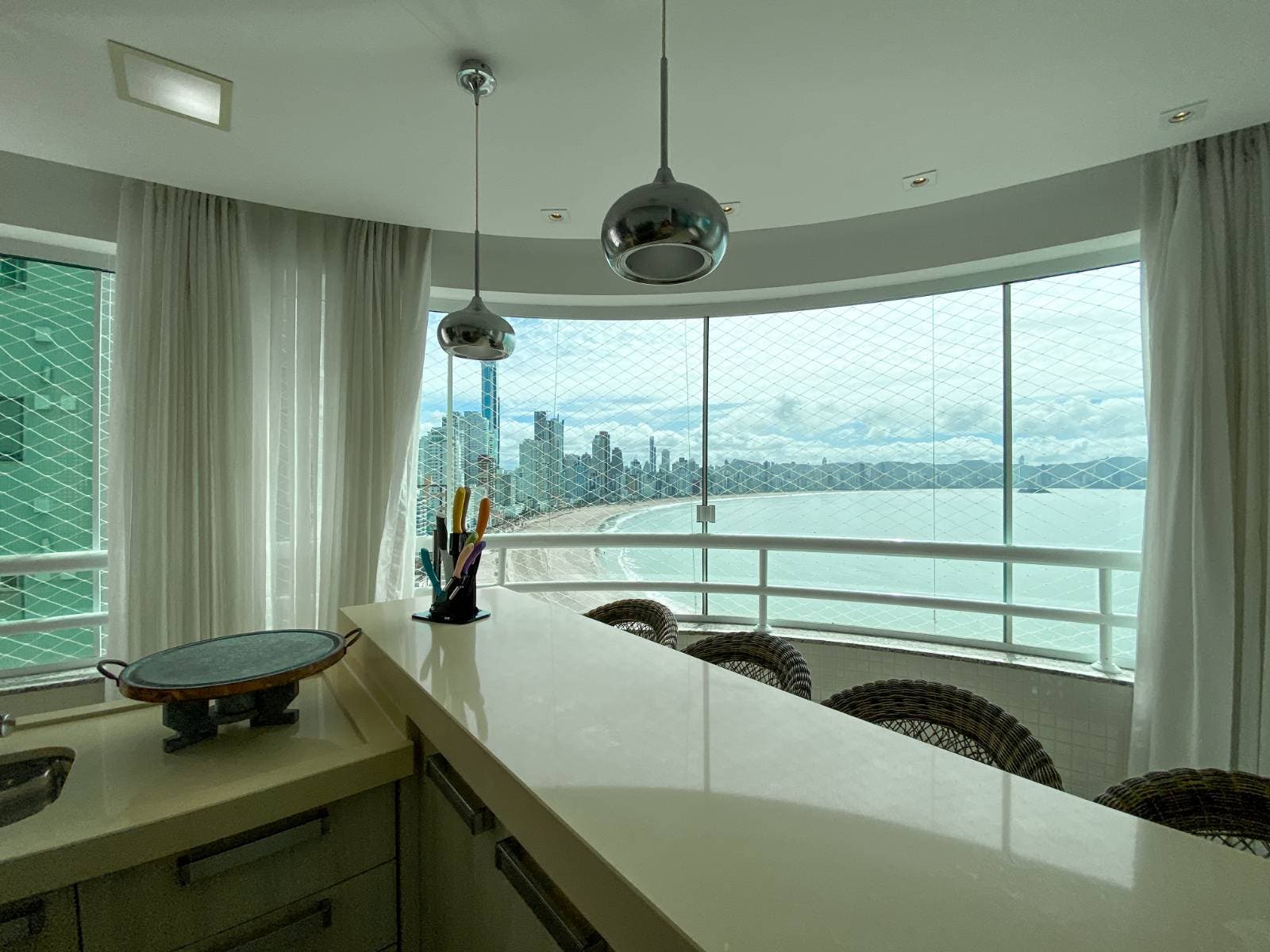 Apartamento Frente Mar Alto Padrão de Quatro Suítes para Alugar na Barra Sul de Balneário Camboriú - Apartamento em Centro, Balneário Camboriú - para locação - Desc Imóveis