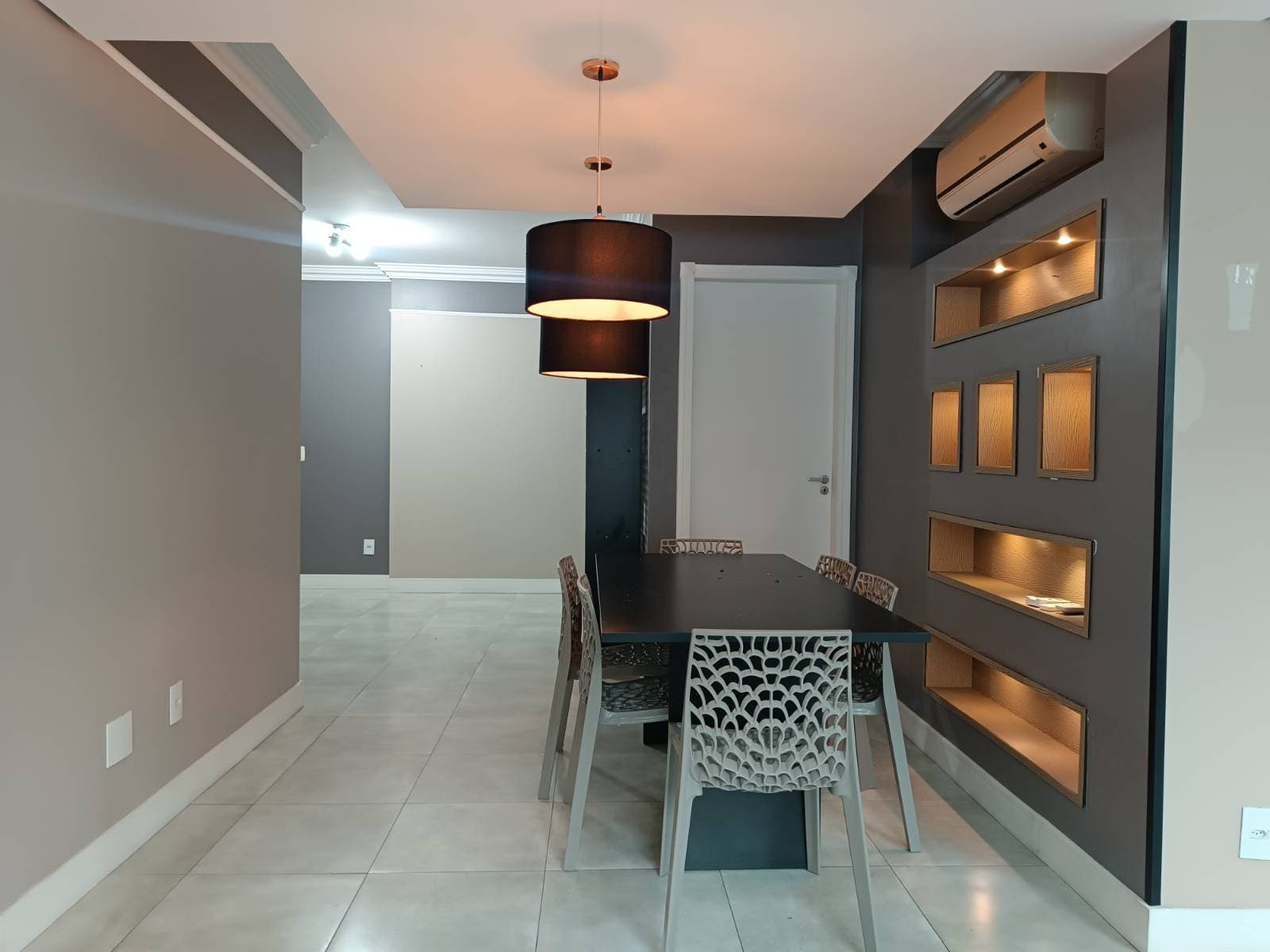 Apartamento na Quadra mar para locação anual Quadra do mar de 02 dormitórios, 02 vagas de garagem - Apartamento em Centro, Balneário Camboriú - para locação - Desc Imóveis