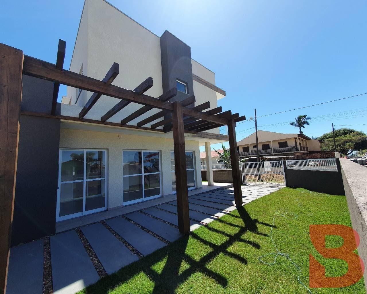 LINDO SOBRADO DE ESQUINA; APROXIMADAMENTE 440 METROS DA PRAIA; PRÓXIMO AO CENTRO COMERCIAL DA CIDADE! - Casa em Cambiju, Itapoá - à venda - BESEN IMOBILIÁRIA LTDA