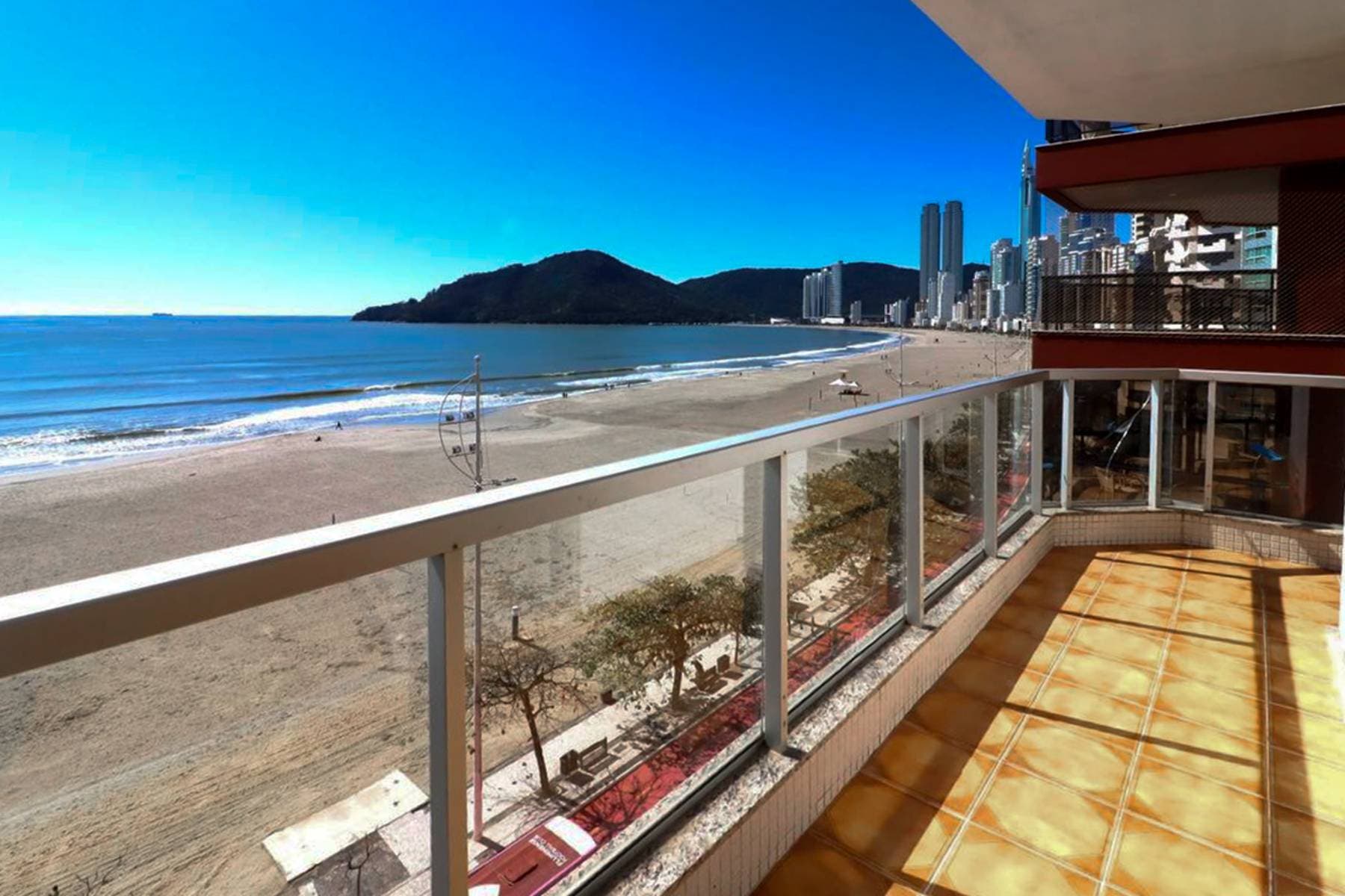 Apartamento Frente Mar à Venda no Edifício Praia do Leme em Balneário Camboriú - Apartamento em Centro, Balneário Camboriú - à venda - Desc Imóveis