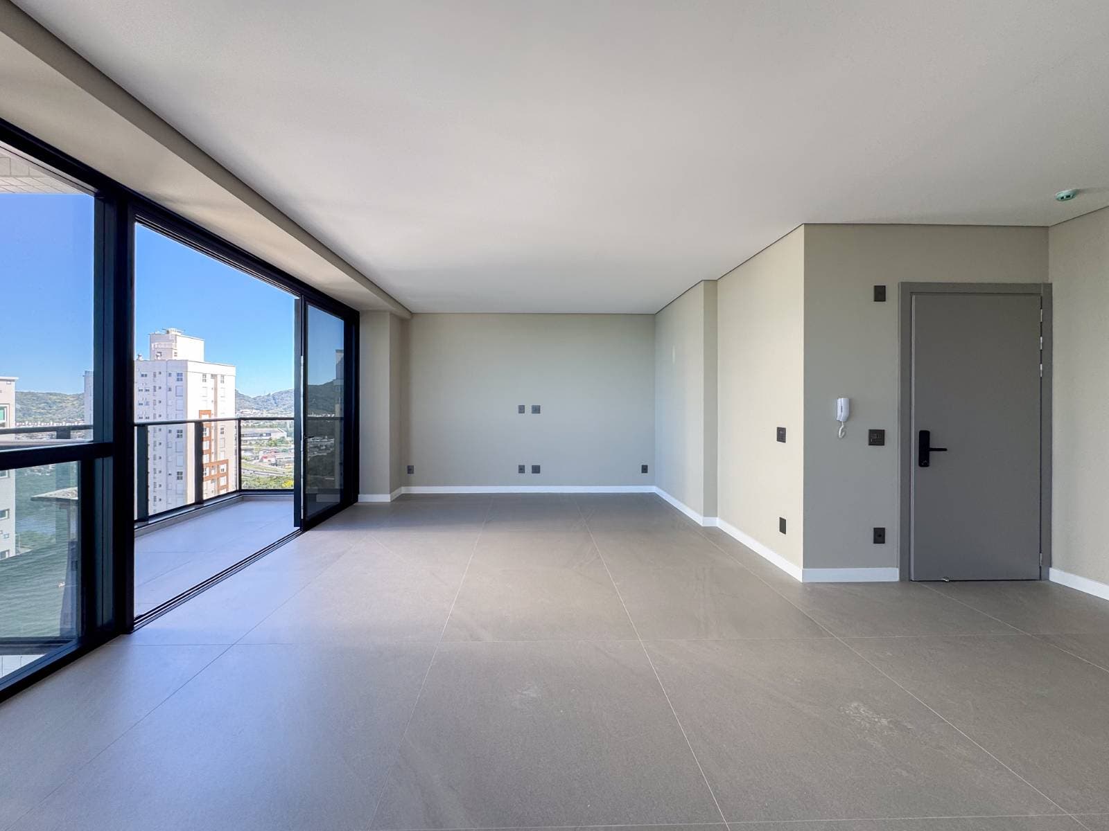 Apartamento Quadra Mar com 4 Dormitórios à Venda no Centro/Sul de Balneário Camboriú - Apartamento em Centro, Balneário Camboriú - à venda - Desc Imóveis