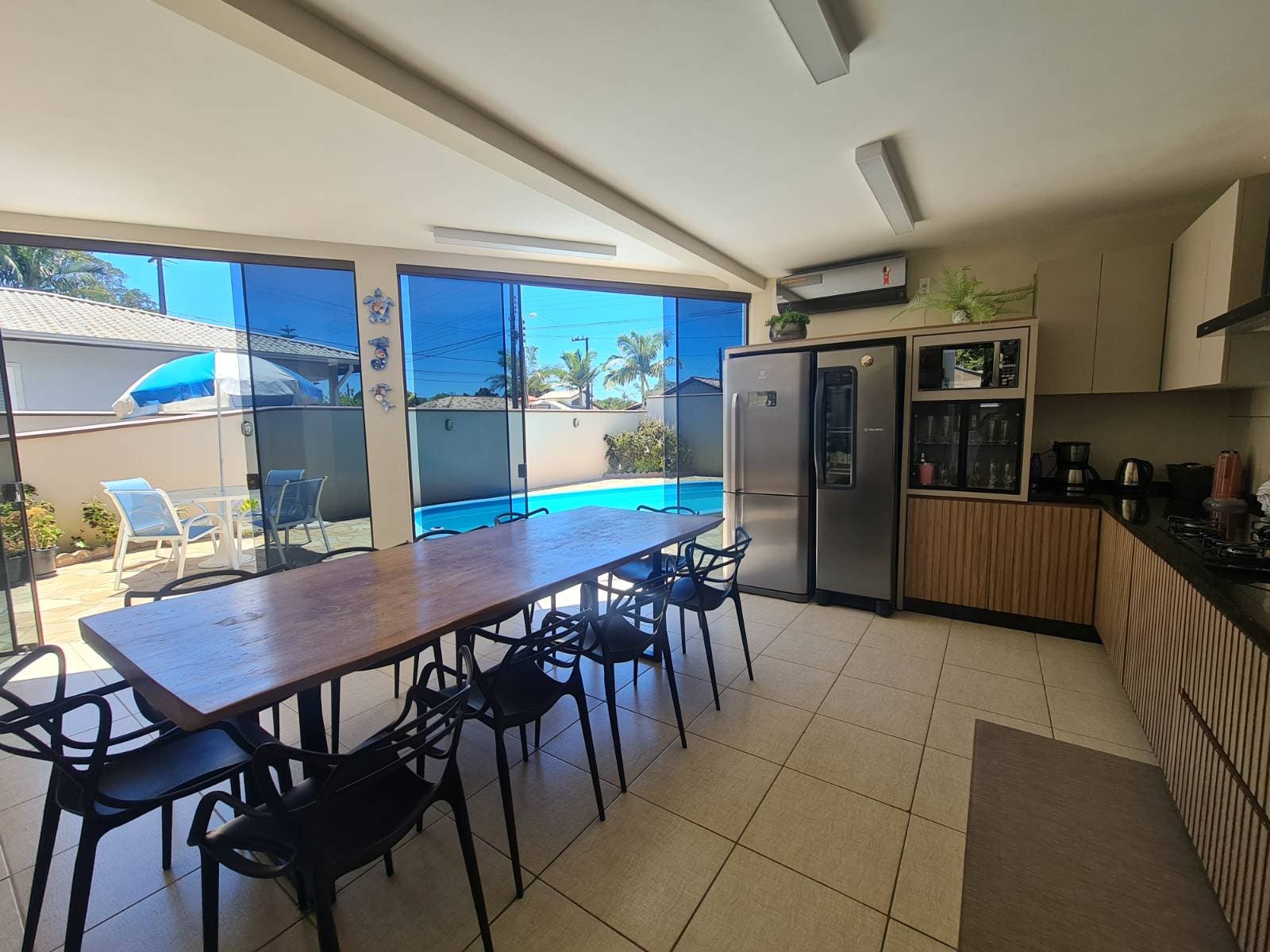 EXCELENTE SOBRADO AVERVADO COM MÓVEIS PLANEJADOS, PISCINA, 04 SUITES, APENAS 300 METROS DO MAR, NO BAIRRO RAINHA DO MAR! - Sobrado em Rainha, Itapoá - à venda - BESEN IMOBILIÁRIA LTDA