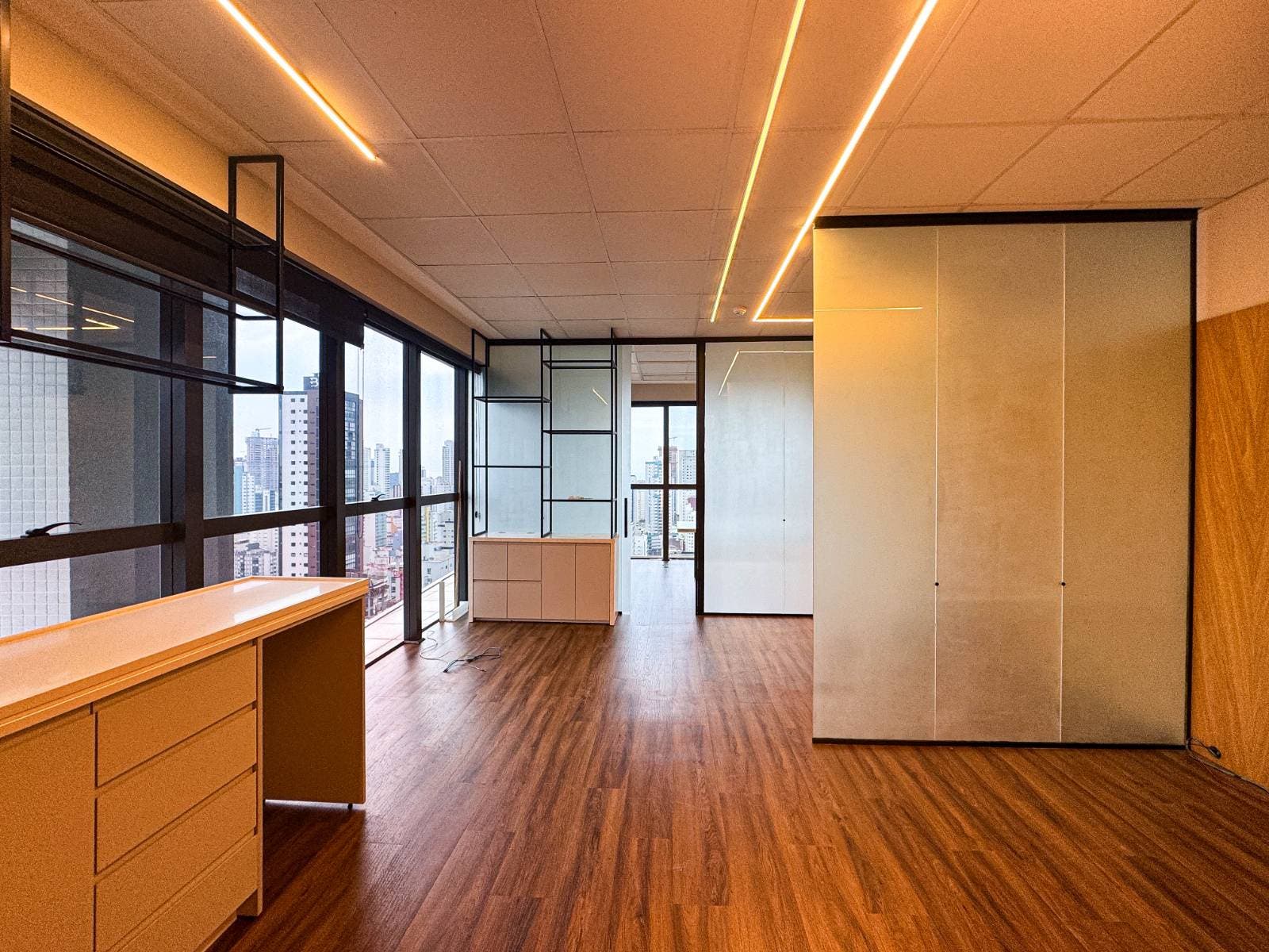 Sala Comercial para locação no Benvenutti Business Center em Balneário Camboriú - Salas Comerciais em Centro, Balneário Camboriú - para locação - Desc Imóveis