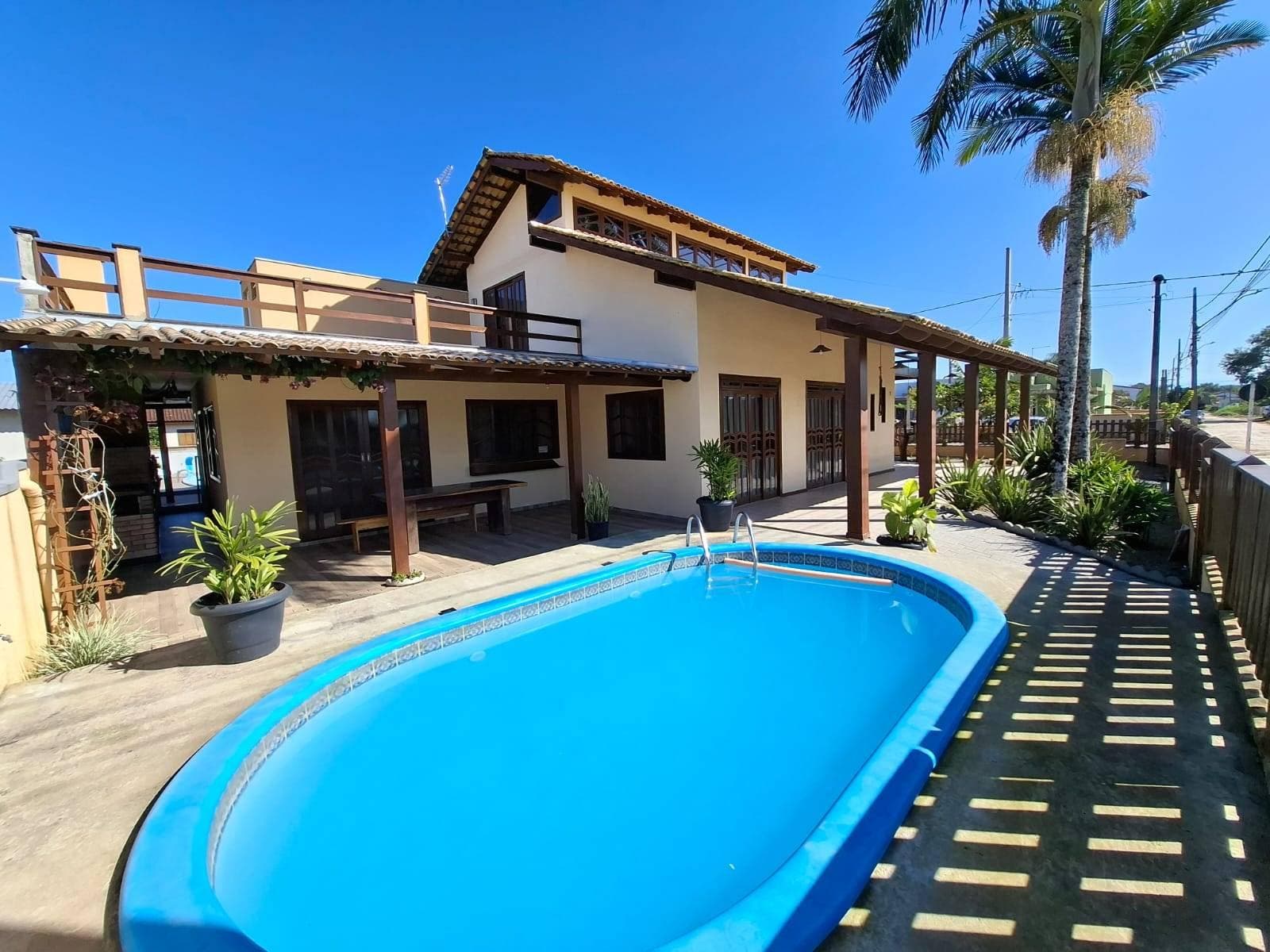 ÓTIMO SOBRADO COM PISCINA A 450MTRS DO MAR - Casa em Barra do Sai, Itapoá - à venda - BESEN IMOBILIÁRIA LTDA