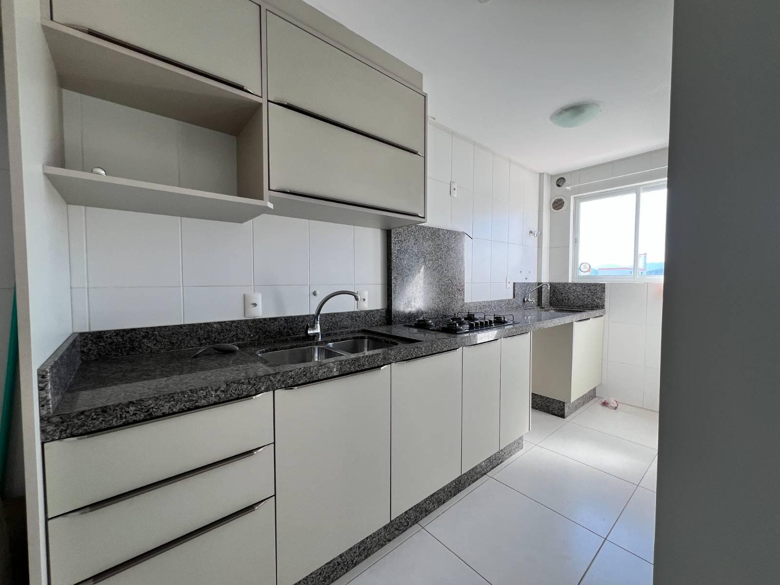 Apartamento com 02 suítes e 01 vaga para locação anual no Centro de Camboriú - Apartamento em Centro, Camboriú - para locação - Desc Imóveis